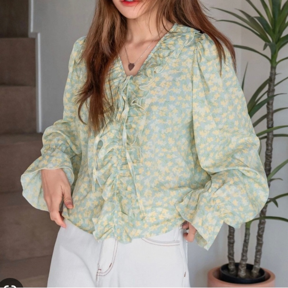 Dazy Floral Ruffle Blouse